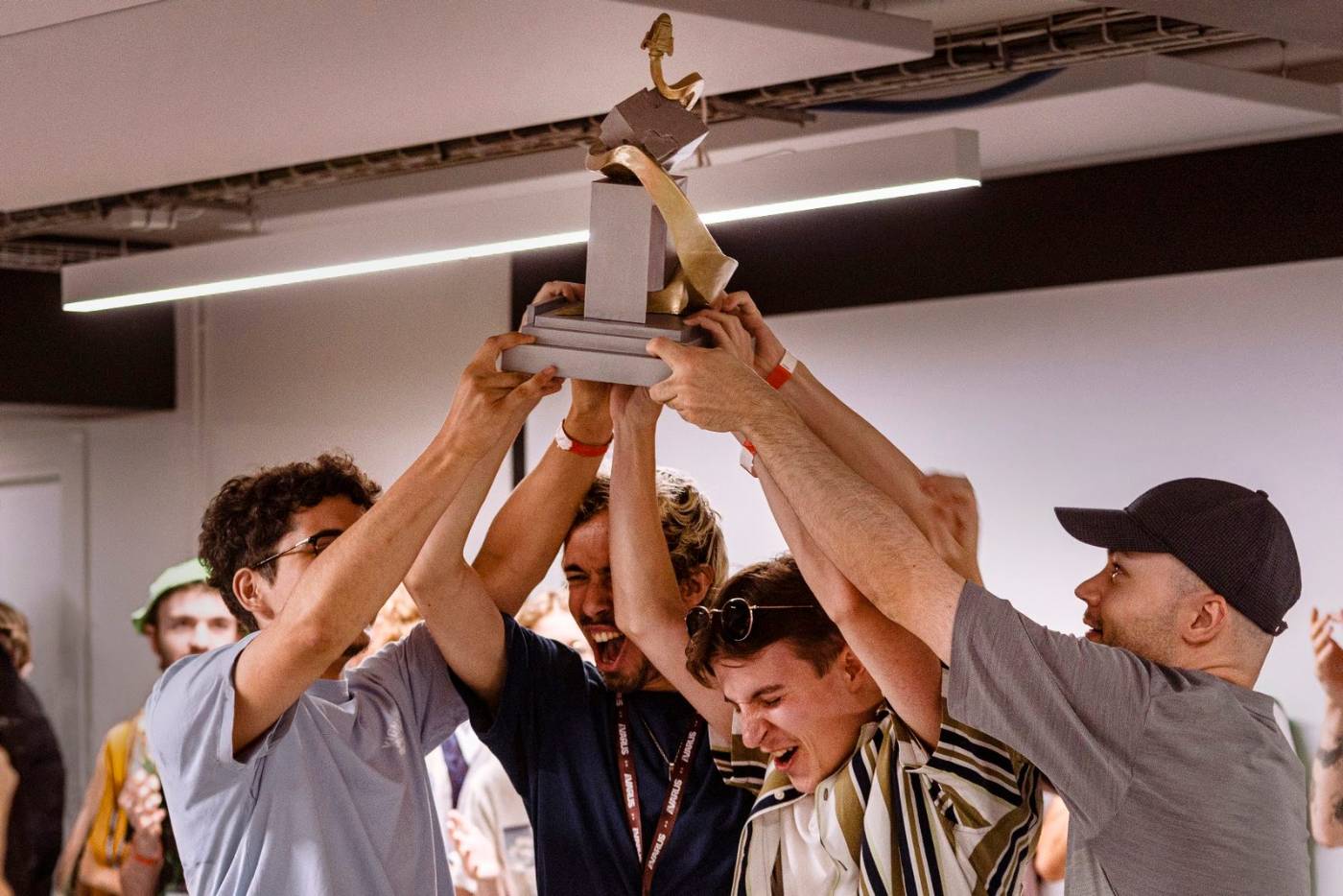 Le trophée d'Expédition Ivarus levé à plusieurs mains