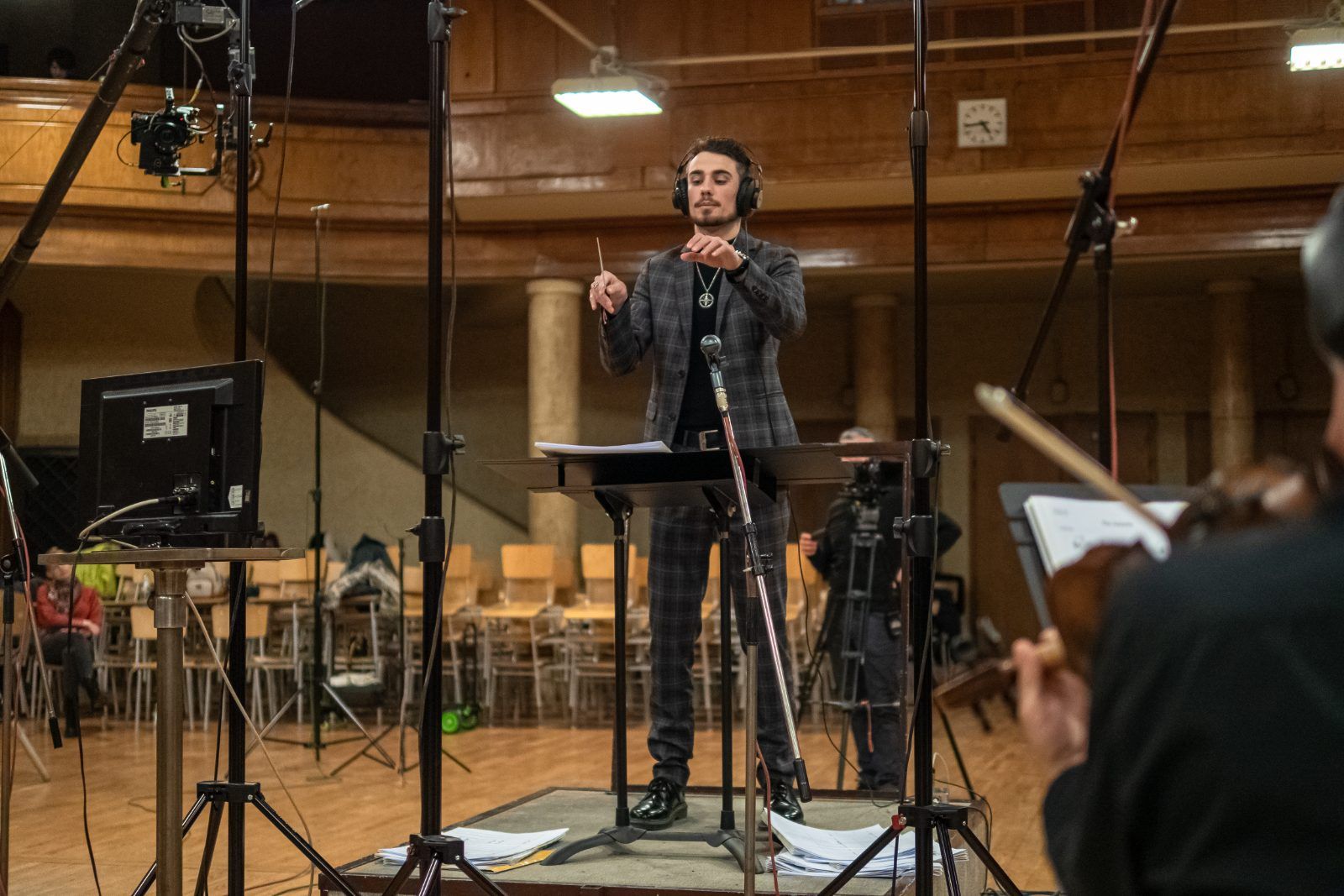 Arthur Chanson regendo a European Recording Orchestra de Sófia