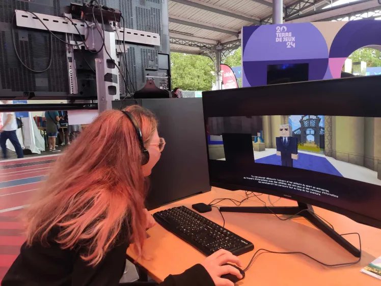 Eine konzentrierte Spielerin vor dem Bildschirm